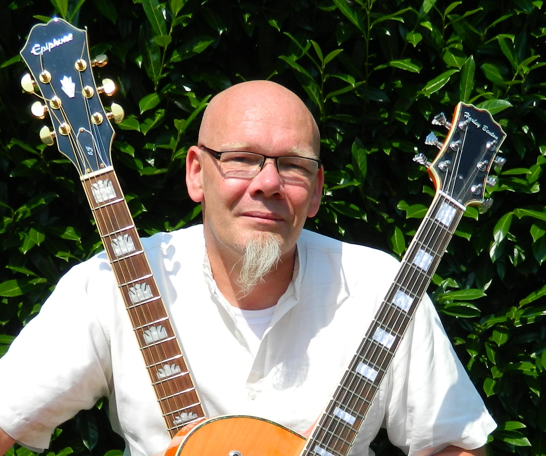 Paco mit Gitarre